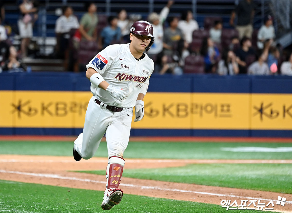 18일 오후 서울 구로구 고척스카이돔에서 열린 '2024 신한 SOL Bank KBO리그' KT 위즈와 키움 히어로즈의 경기, 7회말 2사 1,2루 키움 김건희가 스리런 홈런을 날린 후 그라운드를 돌고 있다. 엑스포츠뉴스 DB