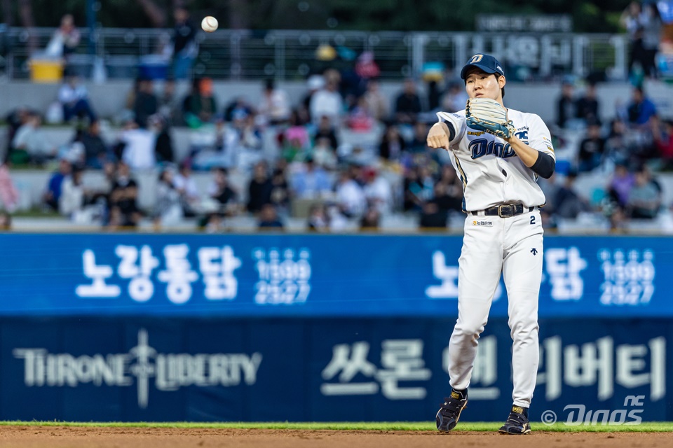 NC 내야수 박민우는 23일 창원 NC파크에서 열린 '2024 신한 SOL Bank KBO 리그' KIA와 주말 3연전 첫 번째 경기에서 1번타자 2루수로 선발 출전했다. 6회초 실점을 막아내는 환상적인 다이빙 캐치는 물론, 6회말 2타점 2루타를 쳐 팀 승리에 힘을 보탰다. NC 다이노스 