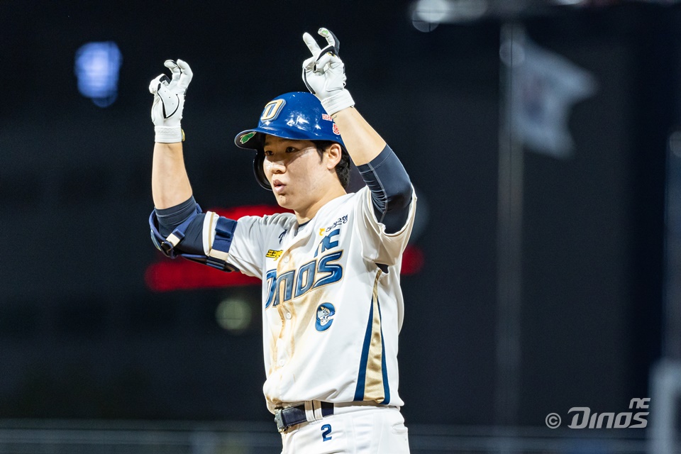 NC 내야수 박민우는 23일 창원 NC파크에서 열린 '2024 신한 SOL Bank KBO 리그' KIA와 주말 3연전 첫 번째 경기에서 1번타자 2루수로 선발 출전했다. 6회초 실점을 막아내는 환상적인 다이빙 캐치는 물론, 6회말 2타점 2루타를 쳐 팀 승리에 힘을 보탰다. NC 다이노스 