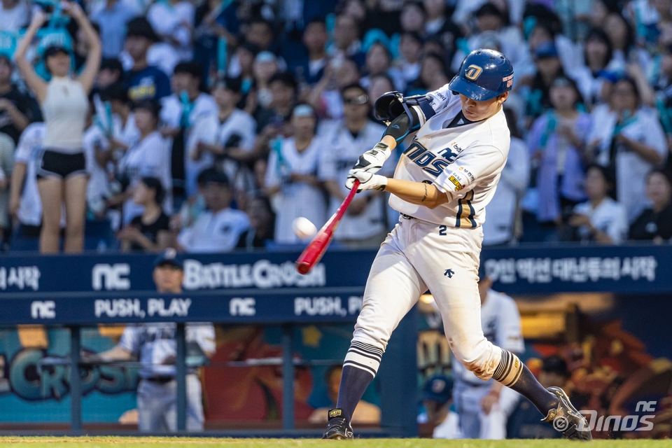 NC 내야수 박민우는 23일 창원 NC파크에서 열린 '2024 신한 SOL Bank KBO 리그' KIA와 주말 3연전 첫 번째 경기에서 1번타자 2루수로 선발 출전했다. 6회초 실점을 막아내는 환상적인 다이빙 캐치는 물론, 6회말 2타점 2루타를 쳐 팀 승리에 힘을 보탰다. NC 다이노스 