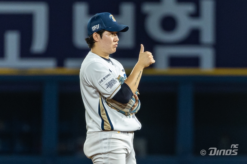 NC 내야수 박민우는 23일 창원 NC파크에서 열린 '2024 신한 SOL Bank KBO 리그' KIA와 주말 3연전 첫 번째 경기에서 1번타자 2루수로 선발 출전했다. 6회초 실점을 막아내는 환상적인 다이빙 캐치는 물론, 6회말 2타점 2루타를 쳐 팀 승리에 힘을 보탰다. NC 다이노스 