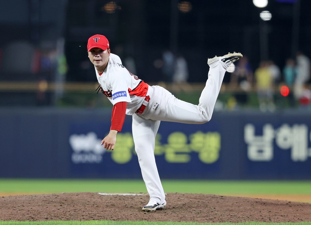 KIA 투수 김기훈은 22일 광주 KIA챔피언스필드에서 열린 '2024 신한 SOL Bank KBO 리그' 롯데와 주중 3연전 마지막 경기에서 구원 등판했다. 2이닝 무실점으로 팀 승리에 힘을 보탰다. 이범호 KIA 감독은 김기훈을 불펜 투수로 활용하려 한다. KIA 타이거즈