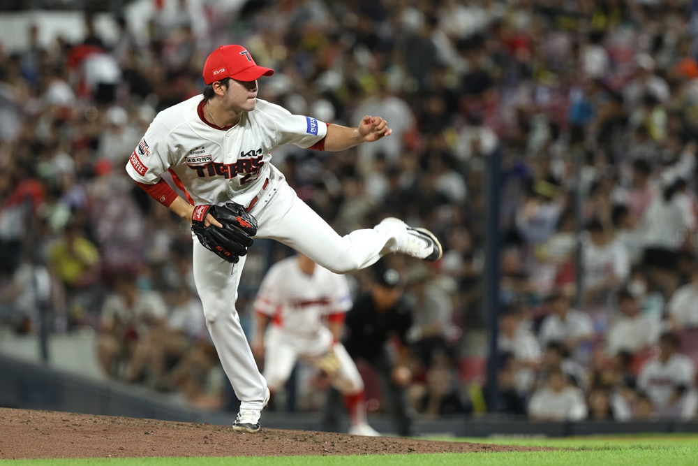 KIA 투수 김기훈은 22일 광주 KIA챔피언스필드에서 열린 '2024 신한 SOL Bank KBO 리그' 롯데와 주중 3연전 마지막 경기에서 구원 등판했다. 2이닝 무실점으로 팀 승리에 힘을 보탰다. 이범호 KIA 감독은 김기훈을 불펜 투수로 활용하려 한다. KIA 타이거즈