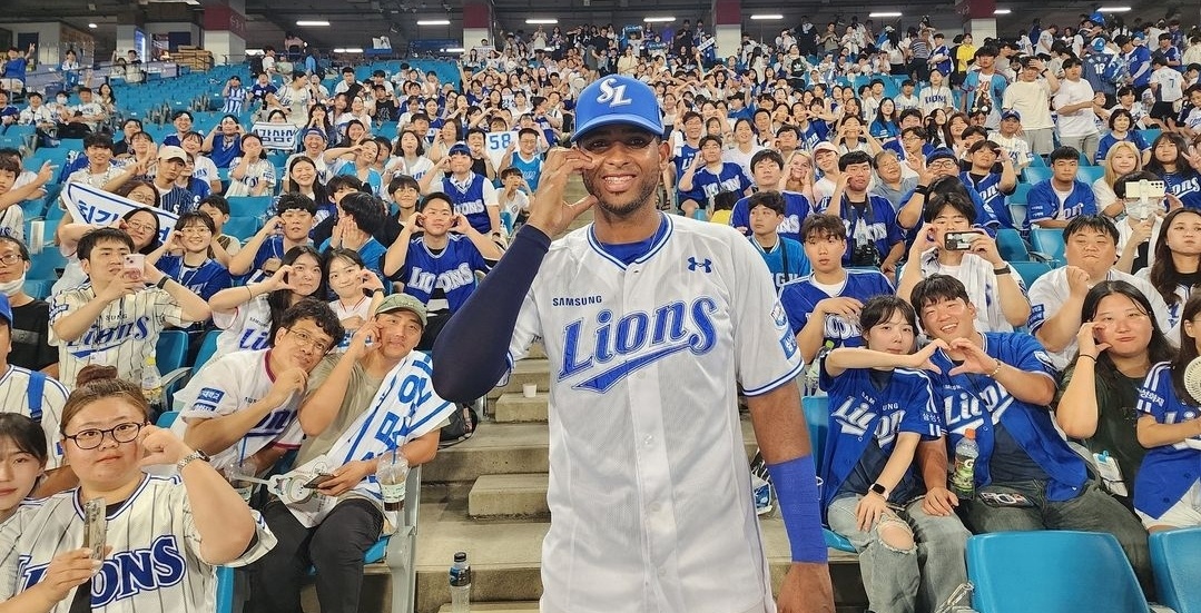 삼성 라이온즈 외인 타자 르윈 디아즈가 24일 대구 삼성라이온즈파크에서 열린 '2024 신한 SOL 뱅크 KBO리그' 롯데 자이언츠와의 홈 경기에서 투런 결승포를 쳐 팀 승리를 이끈 뒤 팬들과 함께 세리머니를 하고 있다. 삼성 라이온즈 SNS