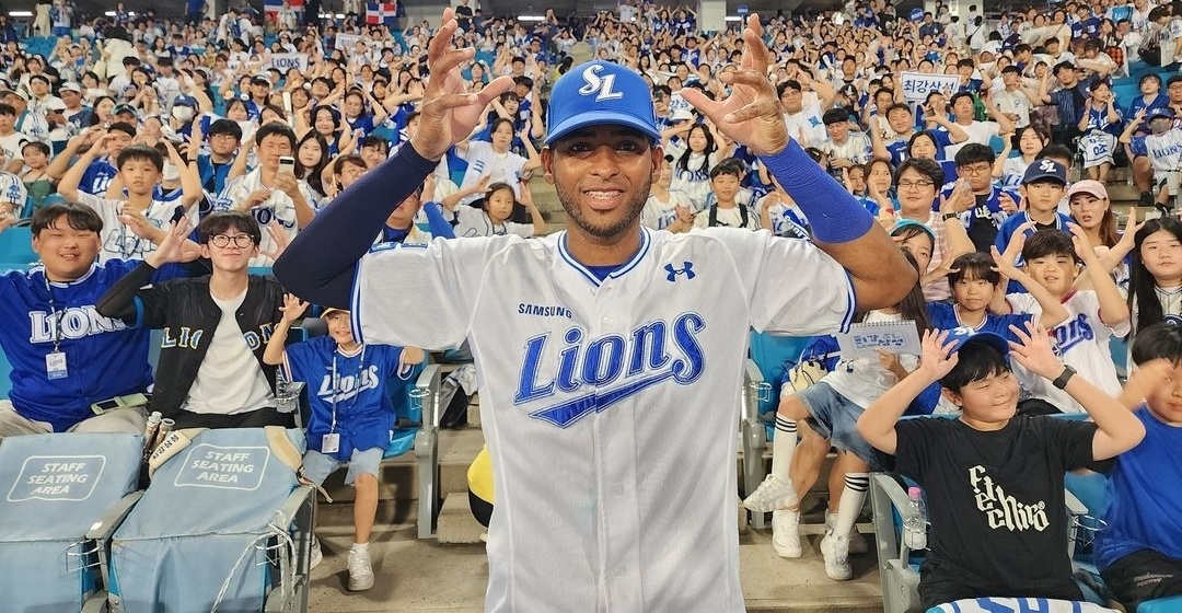 삼성 라이온즈 외인 타자 르윈 디아즈가 24일 대구 삼성라이온즈파크에서 열린 '2024 신한 SOL 뱅크 KBO리그' 롯데 자이언츠와의 홈 경기에서 투런 결승포를 쳐 팀 승리를 이끈 뒤 팬들과 함께 세리머니를 하고 있다. 삼성 라이온즈 SNS