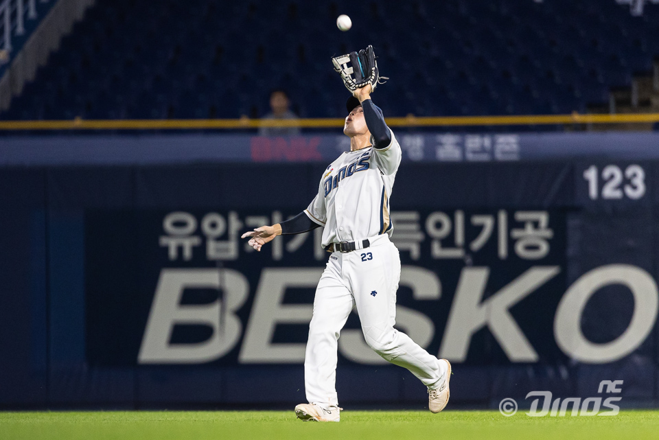 NC 외야수 천재환은 23일 창원 NC파크에서 열린 '2024 신한 SOL Bank KBO 리그' KIA와 주말 3연전 첫 번째 경기에서 4회말 대타로 출전했다. 4회말과 6회말 두 번의 만루 기회에서 모두 2타점 적시타를 쳐 공격에 활력을 불어넣었다. NC 다이노스