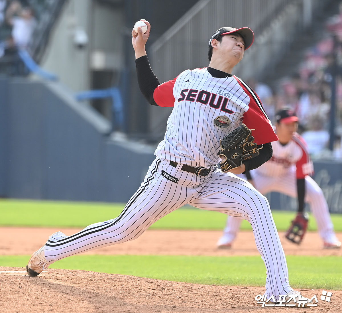 28일 오후 서울 송파구 잠실야구장에서 열린 '2024 신한 SOL Bank KBO리그' KIA 타이거즈와 LG 트윈스의 경기, 8회초 LG 이종준이 공을 힘차게 던지고 있다. 엑스포츠뉴스 DB