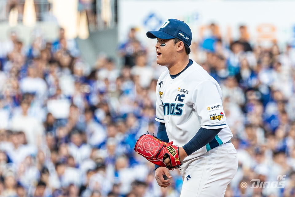 NC 투수 신민혁은 24일 창원 NC파크에서 열릴 '2024 신한 SOL Bank KBO 리그' KIA와 주말 3연전 두 번째 경기에서 선발 등판할 예정이다. 오른쪽 팔꿈치에 뼛조각을 안고 있는 신민혁은 이날 등판을 끝으로 시즌을 끝낼지도 모른다. 성적만큼 선수 보호 역시 중요하기 때문이다. NC 다이노스