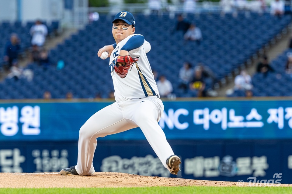 NC 투수 신민혁은 24일 창원 NC파크에서 열릴 '2024 신한 SOL Bank KBO 리그' KIA와 주말 3연전 두 번째 경기에서 선발 등판할 예정이다. 오른쪽 팔꿈치에 뼛조각을 안고 있는 신민혁은 이날 등판을 끝으로 시즌을 끝낼지도 모른다. 성적만큼 선수 보호 역시 중요하기 때문이다. NC 다이노스