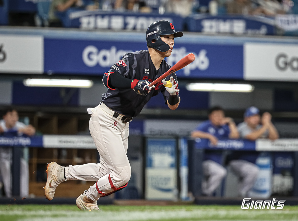 롯데 자이언츠 내야수 고승민이 24일 대구 삼성 라이온즈파크에서 열린 2024 신한 SOL Bank KBO리그 삼성과의 팀 간 13차전에서 2회초 시즌 11호 홈런을 기록했다. 사진 롯데 자이언츠