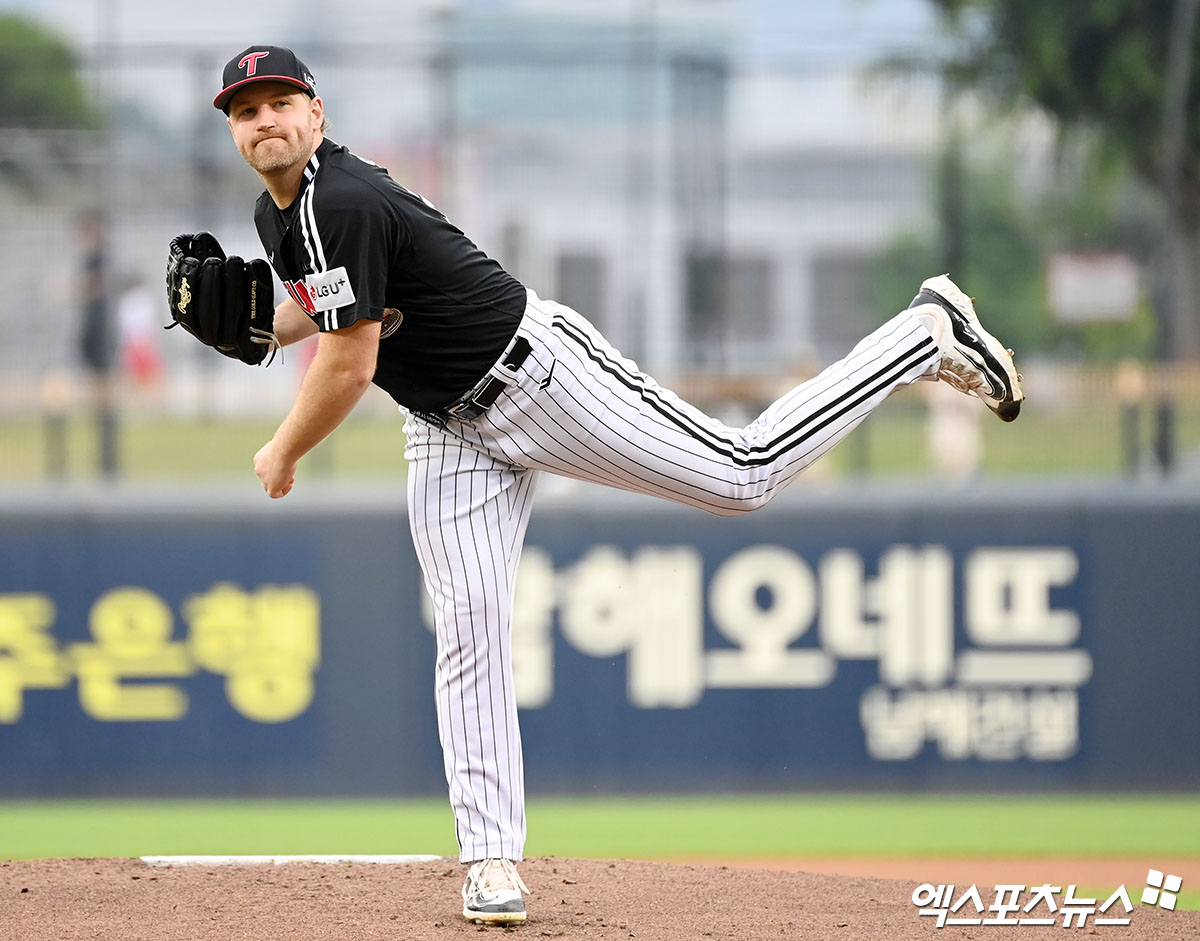 20일 오후 광주기아챔피언스필드에서 열린 '2024 신한 SOL Bank KBO리그' LG 트윈스와 KIA 타이거즈의 경기, 1회말 LG 선발투수 엔스가 공을 힘차게 던지고 있다. 엑스포츠뉴스 DB