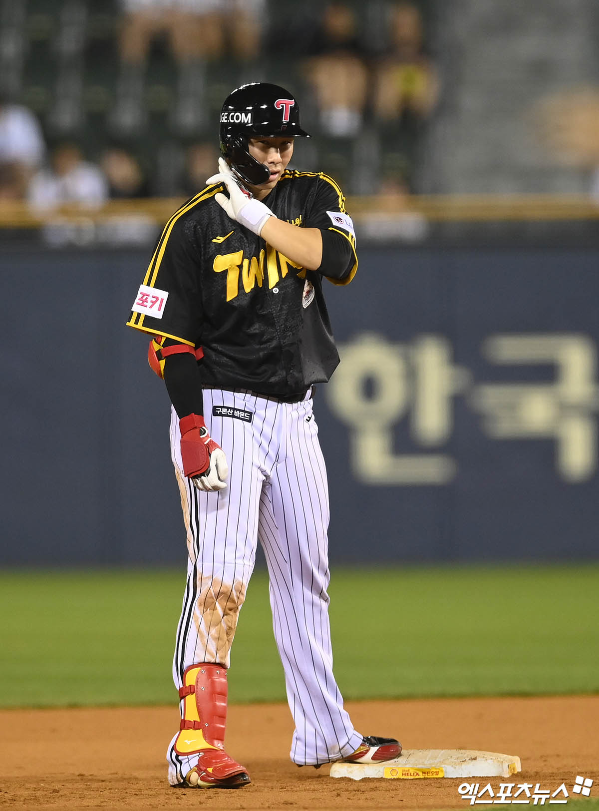 8일 오후 서울 송파구 잠실야구장에서 열린 '2024 신한 SOL Bank KBO리그' LG 트윈스와 두산 베어스의 경기, 8회초 2사 1루 LG 홍창기가 1타점 적시 2루타를 때려낸 뒤 세리머니를 하고 있다. 엑스포츠뉴스 DB