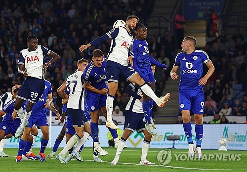 손흥민이 보여준 엄청난 강도의 압박은 '축구 종가' 잉글랜드 축구 국가대표팀의 주전 수문장도 당황할 정도였다. 잉글랜드 축구대표팀의 수호신 조던 픽퍼드를 상대로 두 골을 작렬시키며 토트넘 홋스퍼의 4-0 대승을 이끈 손흥민은 당연하게도 MOM(Man Of the Match, 최우수선수)으로 선정됐다. 이날 멀티골로 손흥민은 자신의 프리미어리그 통산 121호골과 122호골을 기록, 로멜루 루카쿠(121골)와 스티븐 제라드(120골)를 넘어 프리미어리그 역대 득점 21위로 올라섰다. 손흥민은 3라운드 뉴캐슬 유나이티드 원정에서 시즌 3호골에 도전한다. 사진 연합뉴스