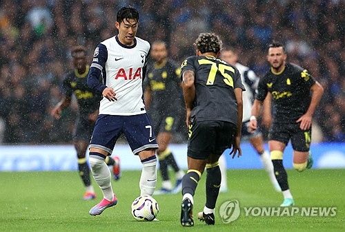 손흥민이 보여준 엄청난 강도의 압박은 '축구 종가' 잉글랜드 축구 국가대표팀의 주전 수문장도 당황할 정도였다. 잉글랜드 축구대표팀의 수호신 조던 픽퍼드를 상대로 두 골을 작렬시키며 토트넘 홋스퍼의 4-0 대승을 이끈 손흥민은 당연하게도 MOM(Man Of the Match, 최우수선수)으로 선정됐다. 이날 멀티골로 손흥민은 자신의 프리미어리그 통산 121호골과 122호골을 기록, 로멜루 루카쿠(121골)와 스티븐 제라드(120골)를 넘어 프리미어리그 역대 득점 21위로 올라섰다. 손흥민은 3라운드 뉴캐슬 유나이티드 원정에서 시즌 3호골에 도전한다. 사진 연합뉴스