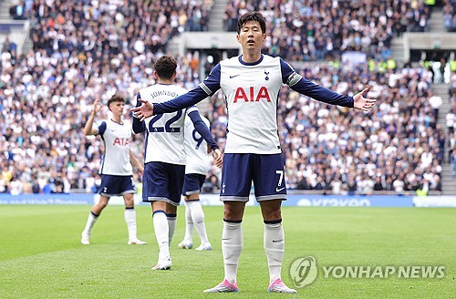 손흥민이 보여준 엄청난 강도의 압박은 '축구 종가' 잉글랜드 축구 국가대표팀의 주전 수문장도 당황할 정도였다. 잉글랜드 축구대표팀의 수호신 조던 픽퍼드를 상대로 두 골을 작렬시키며 토트넘 홋스퍼의 4-0 대승을 이끈 손흥민은 당연하게도 MOM(Man Of the Match, 최우수선수)으로 선정됐다. 이날 멀티골로 손흥민은 자신의 프리미어리그 통산 121호골과 122호골을 기록, 로멜루 루카쿠(121골)와 스티븐 제라드(120골)를 넘어 프리미어리그 역대 득점 21위로 올라섰다. 손흥민은 3라운드 뉴캐슬 유나이티드 원정에서 시즌 3호골에 도전한다. 사진 연합뉴스