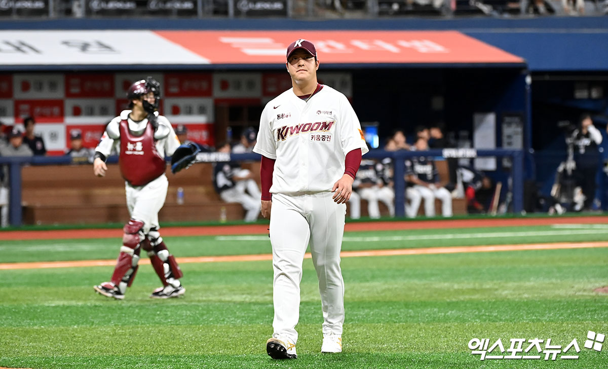  8일 오후 서울 구로구 고척스카이돔에서 열린 '2024 신한 SOL Bank KBO리그' 두산 베어스와 키움 히어로즈의 경기, 8회초 2사 키움 조상우가 마운드를 내려가고 있다. 엑스포츠뉴스 DB