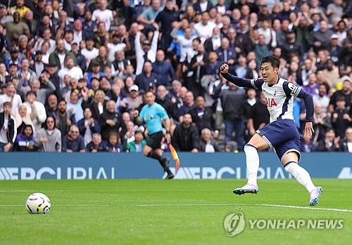 영국 매체 TBR풋볼은 28일(한국시간) 토트넘 홋스퍼 주장 손흥민의 압박 능력을 치켜세웠다. 매체에 따르면 손흥민은 2024-25시즌 개막 후 프리미어리그에서 파이널 서드 공 탈취 횟수 1위(6회)를 기록 중이다. 연합뉴스