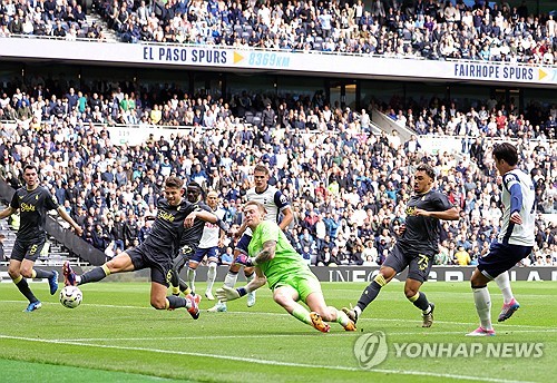 영국 매체 TBR풋볼은 28일(한국시간) 토트넘 홋스퍼 주장 손흥민의 압박 능력을 치켜세웠다. 매체에 따르면 손흥민은 2024-25시즌 개막 후 프리미어리그에서 파이널 서드 공 탈취 횟수 1위(6회)를 기록 중이다. 연합뉴스