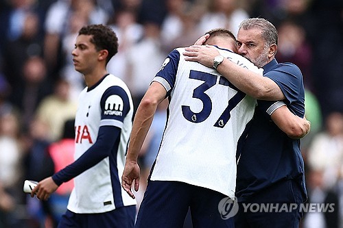 손흥민은 24일(한국시간) 토트넘 홋스퍼와 에버턴 간의 2024-25시즌 프리미어리그 2라운드 홈경기에서 멀티골을 터트리며 4-0 완승을 이끌었다. 이날 손흥민은 수비수 미키 판더펜과 추가골을 합작했는데 역습 상황에서 판더펜이 일찍 패스했다면 죽여버릴 생각이었다고 농담해 웃음을 자아냈다. 연합뉴스