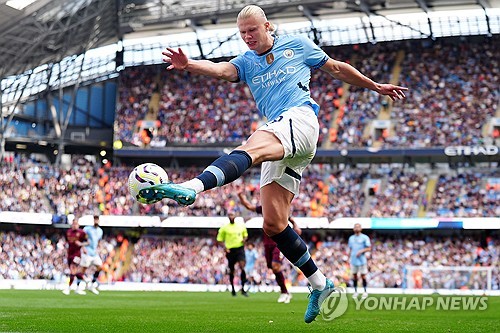 영국 매체 데일리 메일에 따르면 맨체스터 시티를 이끄는 펩 과르디올라 감독은 엘링 홀란은 총으로도 막을 수 없다고 주장했다. 홀란은 1일 웨스트햄 유나이티드와의 2024-25시즌 프리미어리그 3라운드 원정 경기에서 해트트릭을 달성하며 3-1 완승을 이끌었다. 연합뉴스