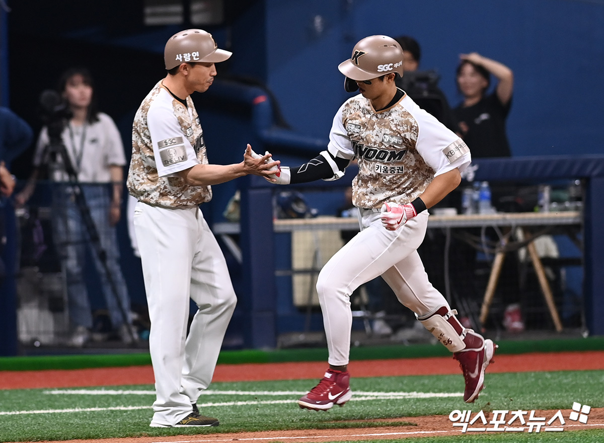 27일 오후 서울 구로구 고척스카이돔에서 열린 '2024 신한 SOL뱅크 KBO리그' NC 다이노스와 키움 히어로즈의 경기, 2회말 키움 변상권이 홈런을 날린 뒤 그라운드를 돌고 있다. 엑스포츠뉴스 DB