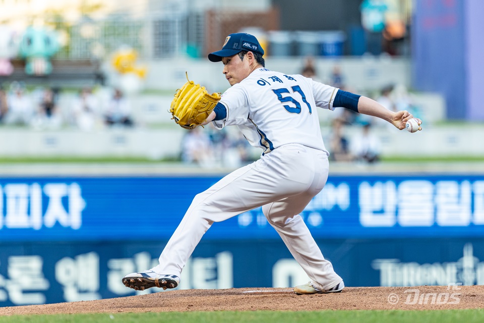 NC 투수 이재학은 광배근 통증으로 선발 로테이션을 한 번 거를 계획이다. NC 다이노스