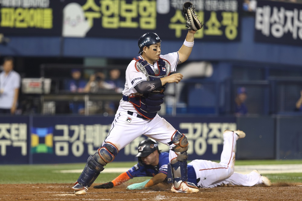 두산이 8월 24일 잠실 한화전에서 연장 10회 역전패를 당해 스윕 패 위기에 몰렸다. 두산 베어스