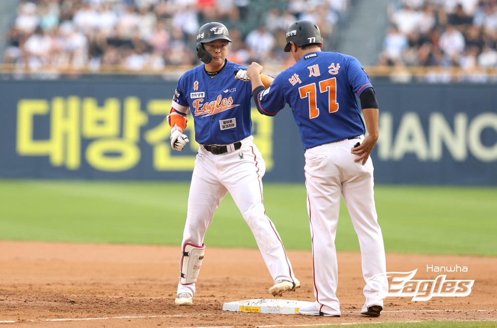 한화 내야수 이도윤이 8월 25일 잠실 두산전에서 2회 초 선제 적시타를 날린 뒤 세리모니를 하고 있다. 한화 이글스