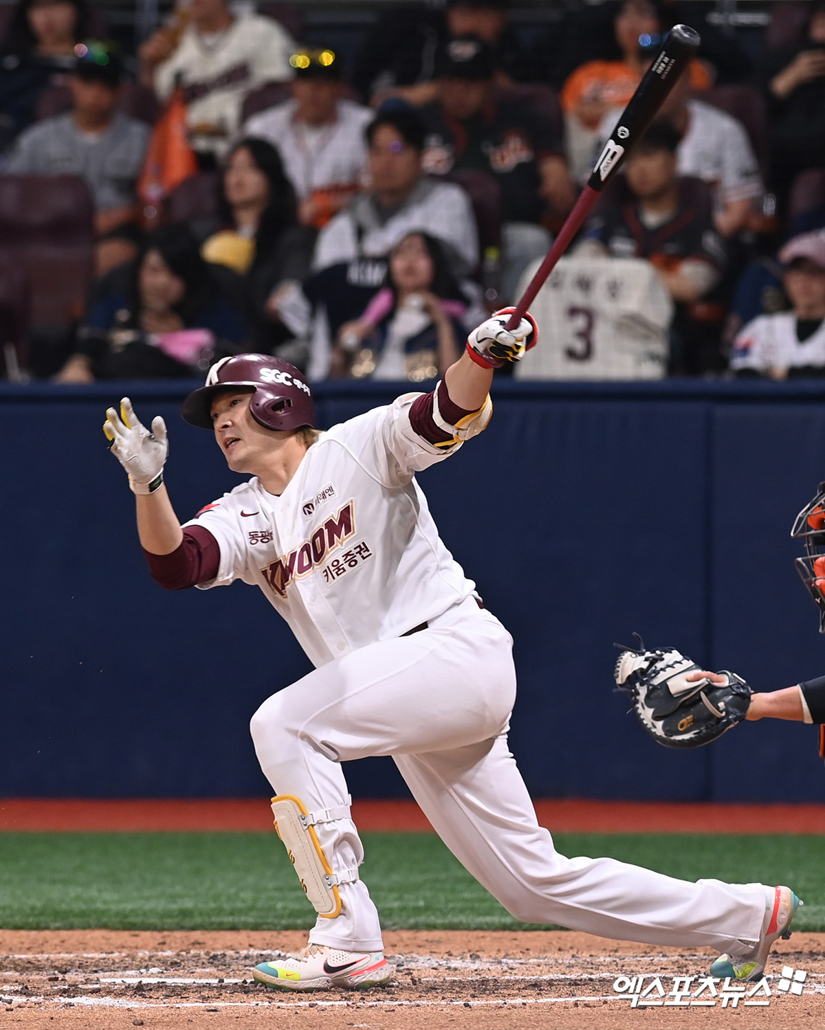 7일 오후 서울 구로구 고척스카이돔에서 열린 '2024 신한 SOL뱅크 KBO 리그' 한화 이글스와 키움 히어로즈의 경기, 7회말 1사 키움 이형종이 안타를 날리고 있다. 엑스포츠뉴스 DB