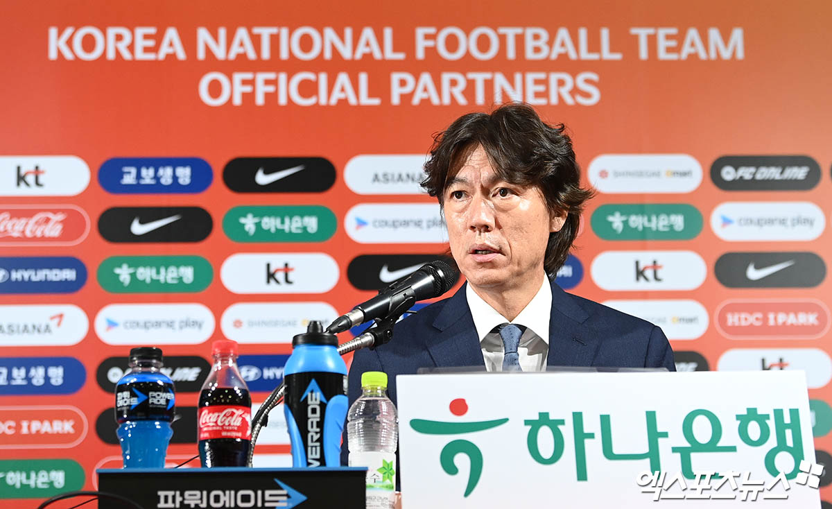 홍명보 감독은 이번 소집에서 국가대표팀에 최초발탁된 한국 축구 최고의 재능 양민혁이 태극마크를 달 자격이 있다고 말했다. 또한 홍 감독은 기존 대표팀의 주축 선수들은 물론 양민혁을 비롯해 젊은 선수들을 이번 소집명단에 포함시키면서 한국 축구대표팀의 현재와 미래를 동시에 고려했다고도 설명했다. 사진 신문로, 박지영 기자