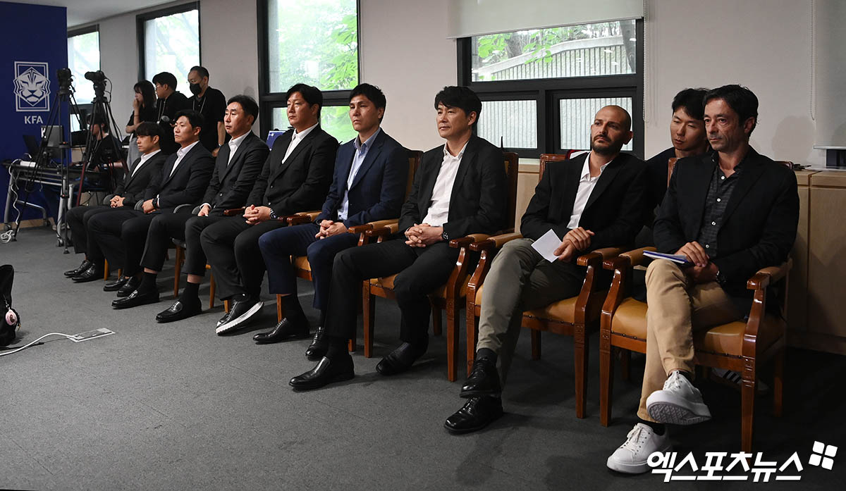 홍명보 감독은 이번 소집에서 국가대표팀에 최초발탁된 한국 축구 최고의 재능 양민혁이 태극마크를 달 자격이 있다고 말했다. 또한 홍 감독은 기존 대표팀의 주축 선수들은 물론 양민혁을 비롯해 젊은 선수들을 이번 소집명단에 포함시키면서 한국 축구대표팀의 현재와 미래를 동시에 고려했다고도 설명했다. 사진 신문로, 박지영 기자