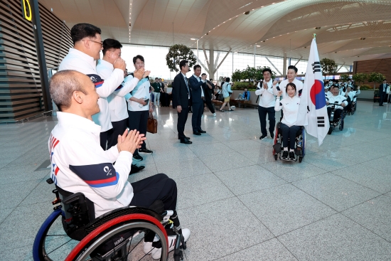 2024 파리 패럴림픽(장애인올림픽)이 오는 28일(현지시간) 개막해 다음달 8일까지 12일간의 열전을 펼친다. 우리나라는 17개 종목 선수 83명(남자 46명, 여자 37명)을 포함한 177명의 선수단을 파견한다. 골볼, 배드민턴, 보치아, 사격, 사이클, 수영, 양궁, 역도, 유도, 육상, 조정, 카누, 탁구, 태권도, 트라이애슬론, 휠체어펜싱, 휠체어테니스에 출전한다. 대한장애인체육회 제공