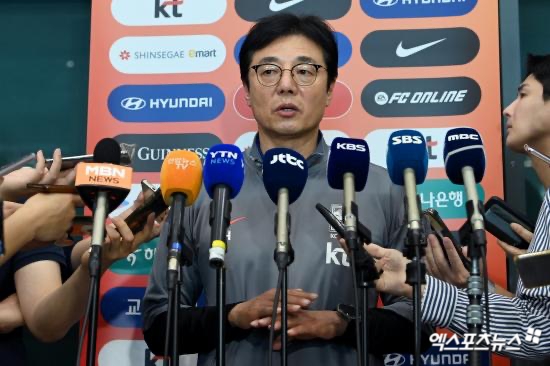 (엑스포츠뉴스 인천공항, 고아라 기자) 27일 오후 황선홍 감독이 이끄는 U-23 축구 국가대표팀(올림픽 대표팀)이 인천국제공항을 통해 귀국했다.  황선홍 감독이 입국장을 나서 인터뷰를 하고 있다.  U-23 축구 국가대표팀은 지난 26일(한국시간) 카타르 도하에서 열린 2024 아시아축구연맹(AFC) U-23 아시안컵 겸 2024 파리 올림픽 아시아 최종예선 8강전에서 신태용 감독이 지휘하는 인도네시아를 상대로 2-2 접전을 벌인 끝에 승부차기에서 10-11로 패했다.  이로써 한국 남자 축구는 40년 만에 올림픽 본선 무대 진출에 실패했다. 지난 1984 로스앤젤레스 올림픽 본선 진출 실패 이후 처음 겪는 올림픽 예선 탈락이다. 고아라 기자