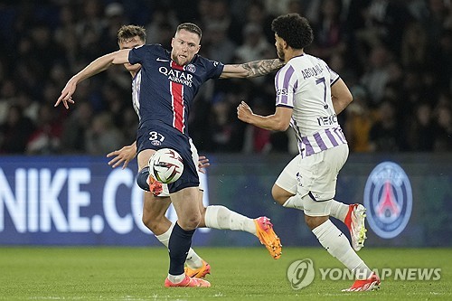 이적시장 전문 기자 파브리치오 로마노가 27일(한국시간) 자신의 사회관계망서비스(SNS) X를 통해 사우디 알 나스르가 PSG 수비수 슈크르니아르에게 공식 제안을 했고 이적이 임박했다고 전했다. 연합뉴스