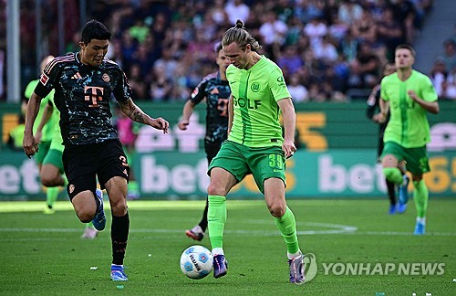 김민재에 대한 로타어 마테우스의 생각은 1년 만에 완전히 바뀌었다. 지난해 여름 바이에른 뮌헨이 나폴리에서 뛰며 이탈리아 세리에A 최고의 수비수로 인정받았던 김민재를 영입할 당시만 하더라도 마테우스는 김민재가 파리 생제르맹(PSG)으로 떠난 뤼카 에르난데스의 공백을 완벽하게 메워줄 수 있을 거라며 기대했지만, 1년이 지난 지금은 김민재의 실력이 나폴리 시절만 못하다며 김민재를 비판하고 있다. 사진 연합뉴스