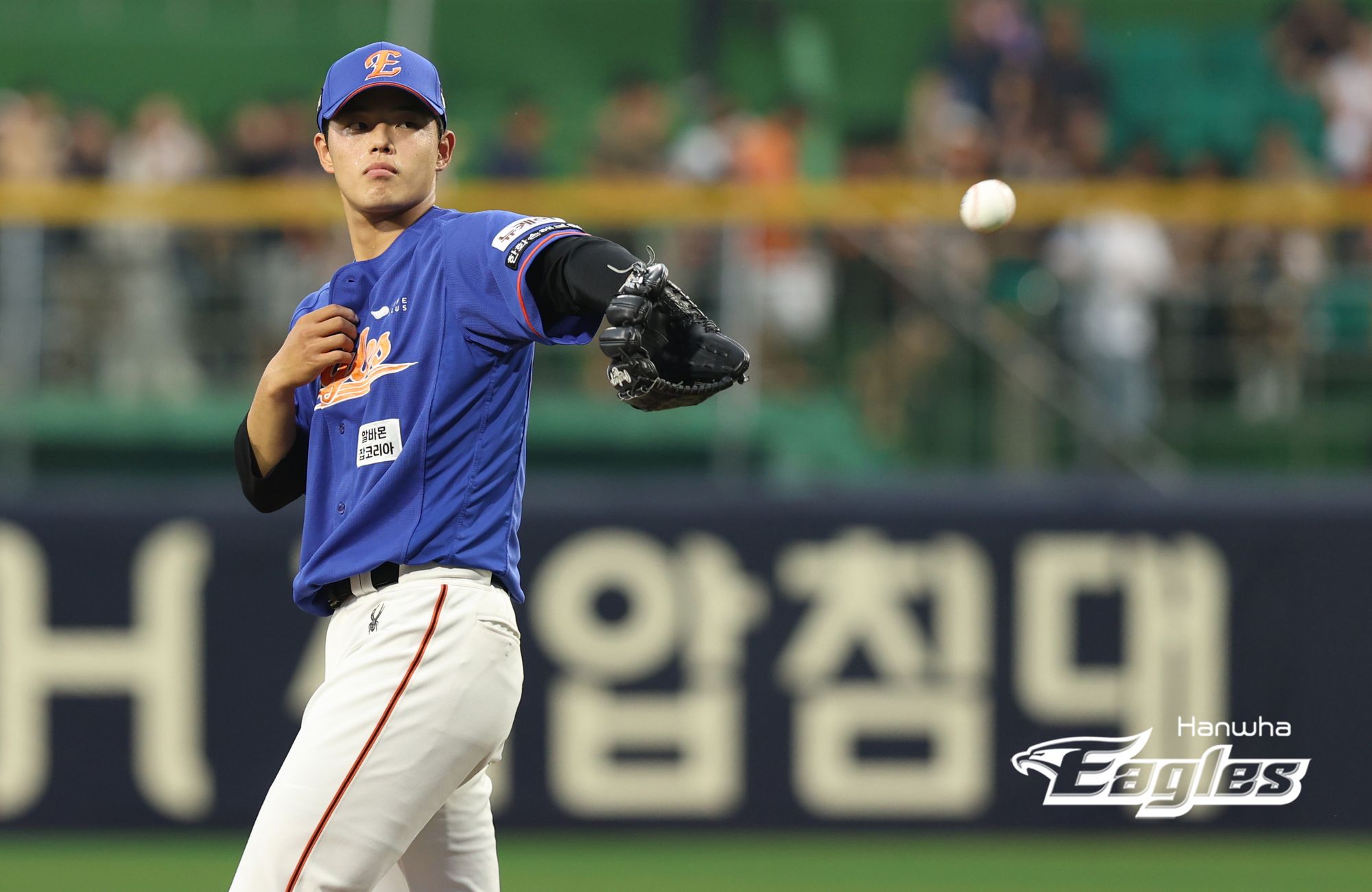 한화 투수 문동주는 27일 사직구장에서 열릴 '2024 신한 SOL Bank KBO 리그' 롯데와 주중 3연전 첫 경기에서 선발할 예정이다. 문동주는 하루 전 휴식일에도 운동장에 나서 공을 던지는 책임감을 보였다. 푸른 한화의 상승세를 이어갈 수 있을까. 엑스포츠뉴스 DB