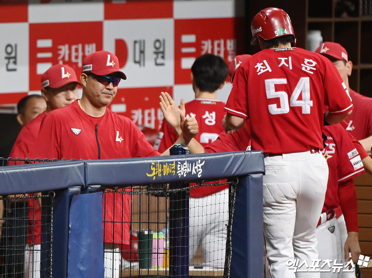 7일 오후 서울 구로구 고척스카이돔에서 열린 '2024 신한 SOL Bank KBO리그' SSG 랜더스와 키움 히어로즈의 경기, 1회초 무사 2루 SSG 최지훈이 추신수의 1타점 적시타때 득점에 성공한 후 이숭용 감독과 하이파이브를 하고 있다. 엑스포츠뉴스 DB