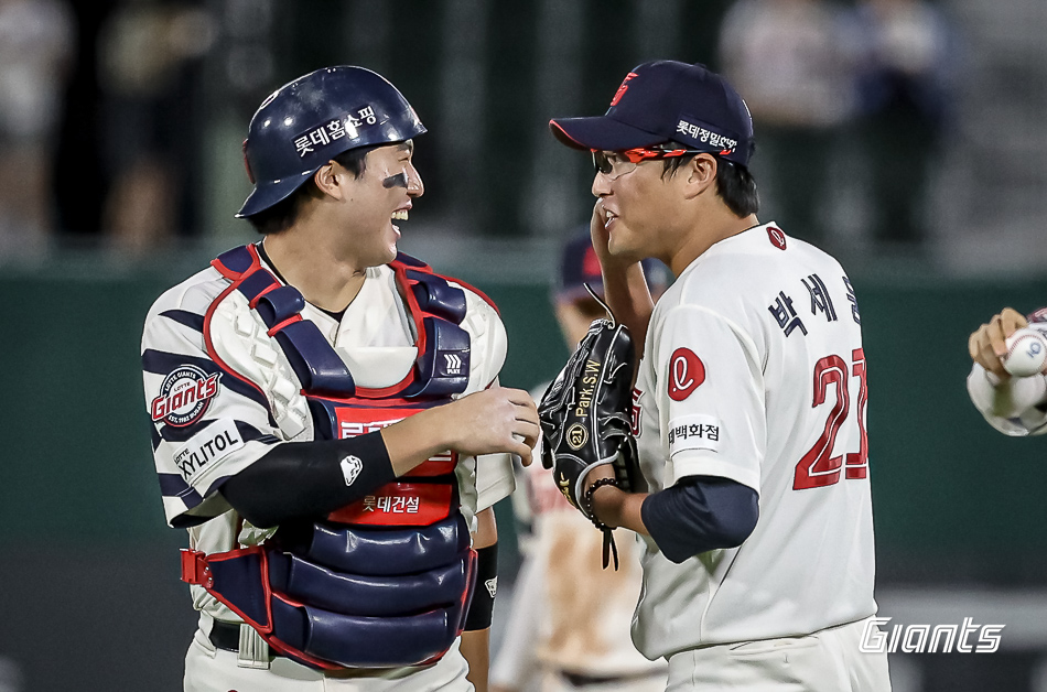 롯데 투수 박세웅(오른쪽)은 27일 사직구장에서 열린 '2024 신한 SOL Bank KBO 리그' 한화와 주중 3연전 첫 번째 경기에서 선발 등판했다. 이날 7이닝 1실점으로 호투하며 팀 승리에 힘을 보탰다. 롯데 자이언츠