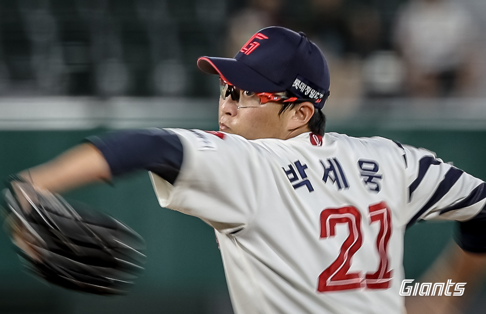 롯데 투수 박세웅은 27일 사직구장에서 열린 '2024 신한 SOL Bank KBO 리그' 한화와 주중 3연전 첫 번째 경기에서 선발 등판했다. 이날 7이닝 1실점으로 호투하며 팀 승리에 힘을 보탰다. 롯데 자이언츠