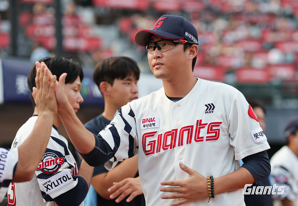 롯데 투수 박세웅은 27일 사직구장에서 열린 '2024 신한 SOL Bank KBO 리그' 한화와 주중 3연전 첫 번째 경기에서 선발 등판했다. 이날 7이닝 1실점으로 호투하며 팀 승리에 힘을 보탰다. 롯데 자이언츠