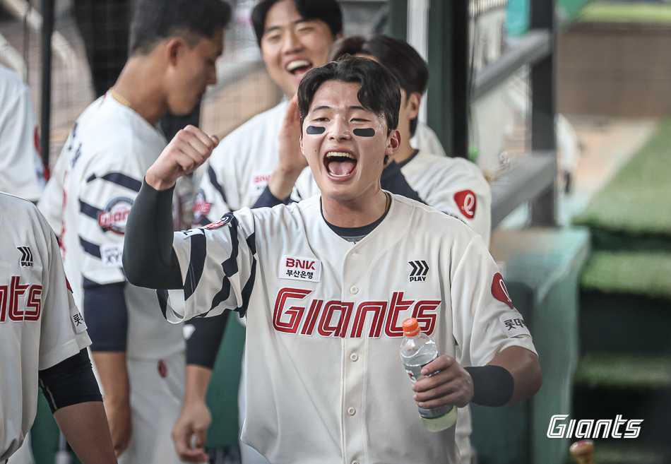 롯데 외야수 윤동희는 27일 사직구장에서 열린 '2024 신한 SOL Bank KBO 리그' 한화와 주중 3연전 첫 번째 경기에서 7번타자 중견수로 선발 출전했다. 8회말 결승타를 쳐 팀 승리에 힘을 보탰다. 롯데 자이언츠