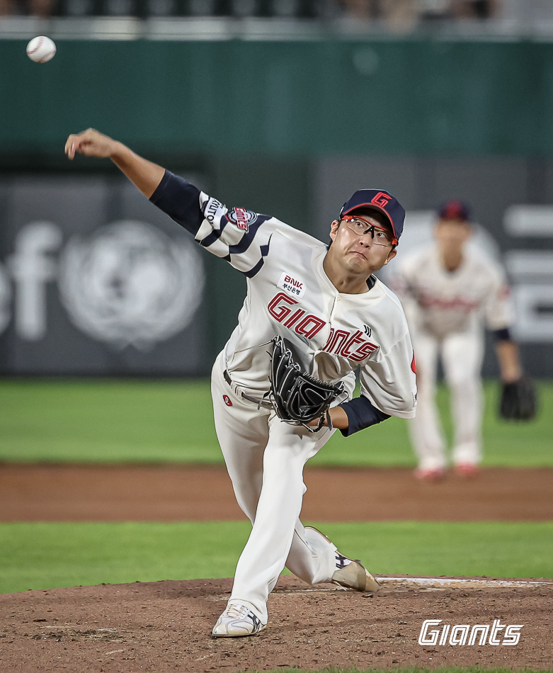 롯데 투수 박세웅은 27일 사직구장에서 열린 '2024 신한 SOL Bank KBO 리그' 한화와 주중 3연전 첫 번째 경기에서 선발 등판했다. 이날 7이닝 1실점으로 호투하며 팀 승리에 힘을 보탰다. 롯데 자이언츠