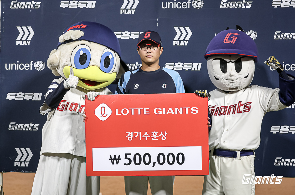 롯데 투수 박세웅은 27일 사직구장에서 열린 '2024 신한 SOL Bank KBO 리그' 한화와 주중 3연전 첫 번째 경기에서 선발 등판했다. 이날 7이닝 1실점으로 호투하며 팀 승리에 힘을 보탰다. 롯데 자이언츠