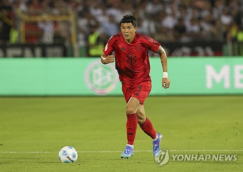 김민재 부상 소식에 바이에른 뮌헨 팬들이 새로운 센터백을 영입하라고 목소리를 높이고 있다. 뮌헨은 올 여름 노렸던 요나단 타 영입을 재검토하고 있는 것으로 전해졌다. 윙어 킹슬리 코망이 사우디아라비아로 떠나면 이적시장 마감일 전에 다시 영입을 시도한다는 계획이다. 연합뉴스