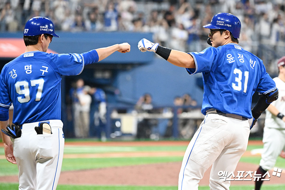 27일 오후 서울 구로구 고척스카이돔에서 열린 '2024 신한 SOL Bank KBO리그' 삼성 라이온즈와 키움 히어로즈의 경기, 6회초 2사 2루 삼성 윤정빈이 1타점 적시타를 날린 뒤 강명구 코치와 함께 기뻐하고 있다. 고척, 김한준 기자