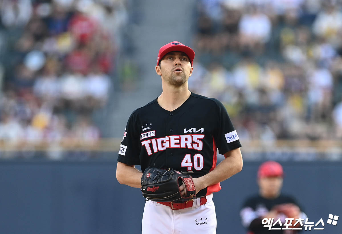 18일 오후 서울 송파구 잠실야구장에서 열린 '2024 신한 SOL Bank KBO리그' KIA 타이거즈와 LG 트윈스의 경기, 1회말 KIA 선발투수 네일이 심호흡을 하고 있다. 엑스포츠뉴스 DB