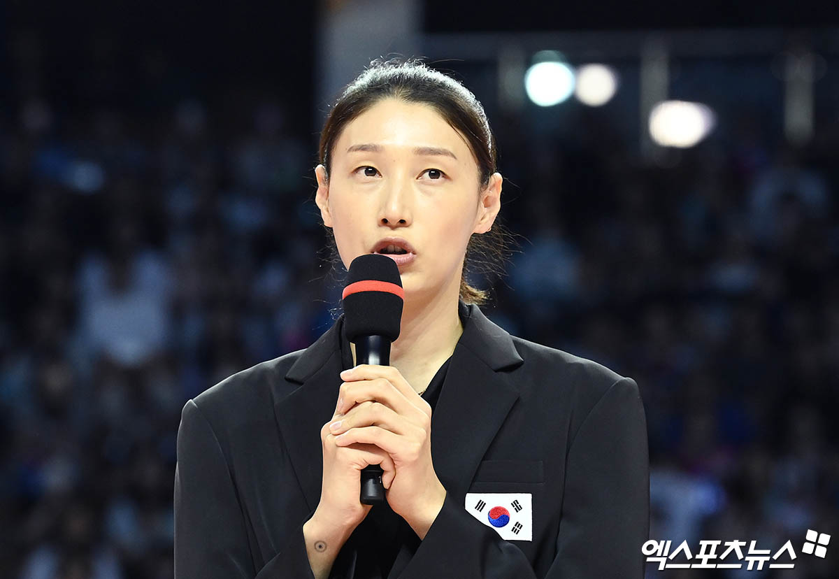 8일 오후 서울 송파구 잠실실내체육관에서 열린 'KYK 인비테이셔널 2024 김연경 국가대표 은퇴 경기' 팀 대한민국과 팀 코리아의 경기, 팀 대한민국이 70:60의 스코어로 승리했다. 경기 종료 후 진행된 국가대표 은퇴식에 참석한 김연경이 인사하고 있다. 엑스포츠뉴스 DB