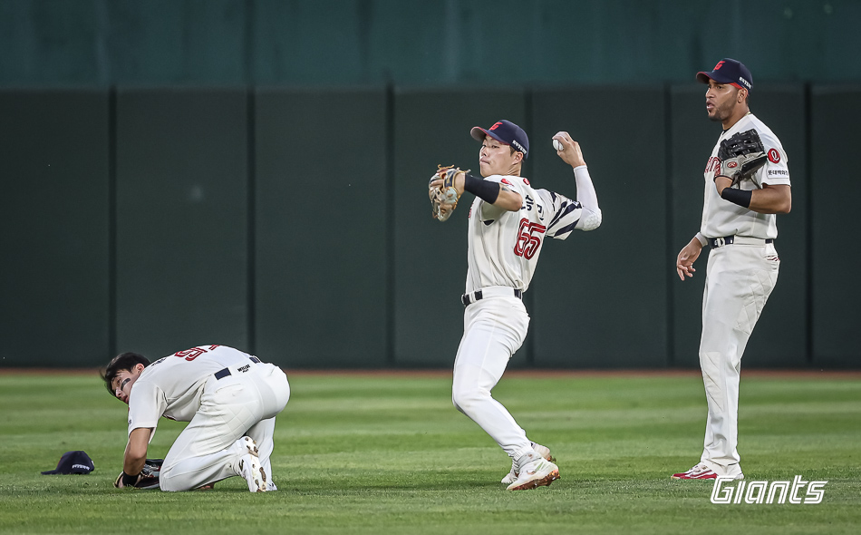 롯데는 28일 사직구장에서 열린 '2024 신한 SOL Bank KBO 리그' 한화와 주중 3연전 두 번째 경기에서 0-7로 패했다. 8회초 볼넷을 대거 내줘 스스로 무너졌던, 너무나도 무기력한 패배였다. 롯데 자이언츠