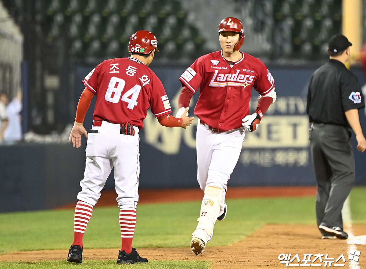 21일 오후 서울 송파구 잠실야구장에서 열린 '2024 신한 SOL Bank KBO리그' SSG 랜더스와 LG 트윈스의 경기, 9회초 1사 1루 SSG 오태곤이 투런 홈런을 날린 후 그라운드를 돌고 있다. 엑스포츠뉴스 DB