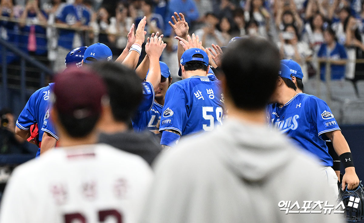 28일 오후 서울 구로구 고척스카이돔에서 열린 '2024 신한 SOL Bank KBO리그' 삼성 라이온즈와 키움 히어로즈의 경기, 삼성이 박병호와 구자욱의 홈런포에 힘입어 키움에 9:5로 승리했다.  이날 경기에서 승리한 삼성 선수들이 기뻐하고 있다. 고척, 김한준 기자